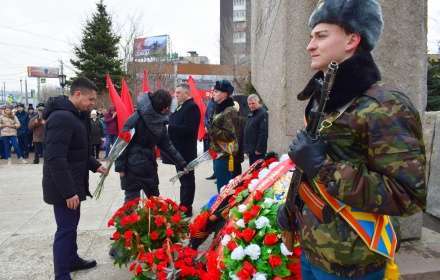 Сегодня, 2 февраля, в День 80-й годовщины Победы Советской Армии в Сталинградской битве представители компании возложили цветы к памятникам героев войны